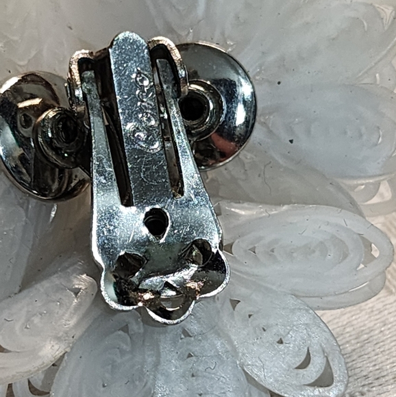 CORO Vintage 50's Rare Silver Plated 3D Flower Clip On Earrings - Picture 16 of 16